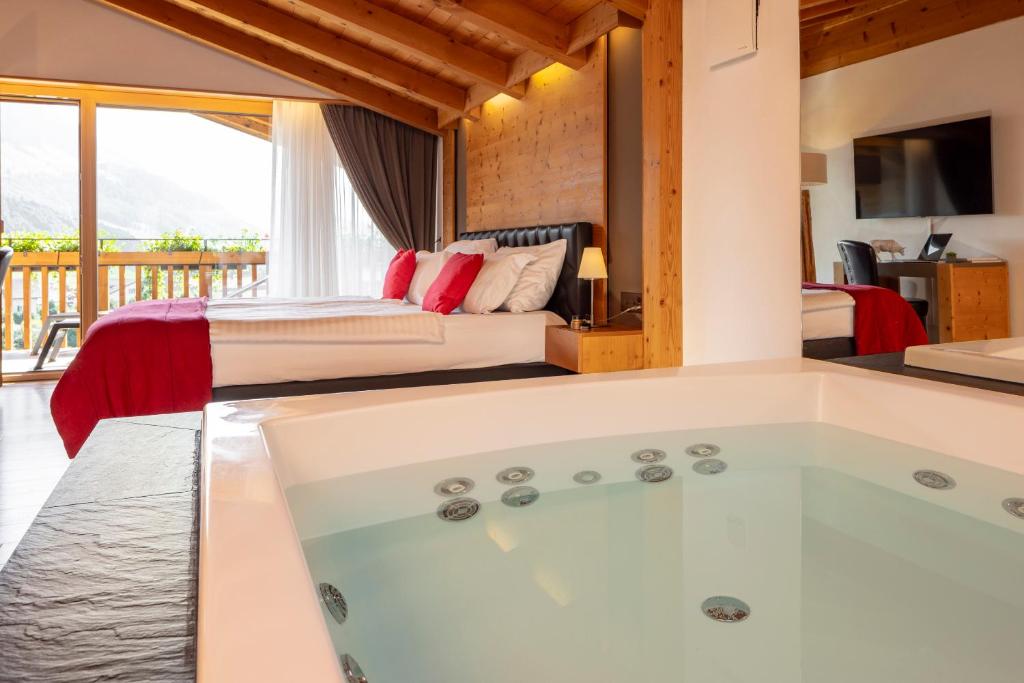 Postel nebo postele na pokoji v ubytování Hôtel Cailler & Bains de la Gruyère