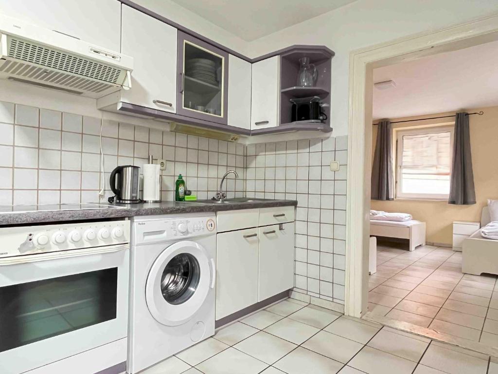 una cucina con lavatrice e asciugatrice di SAD301 - Kleine Monteurwohnung in super Lage a Schwandorf
