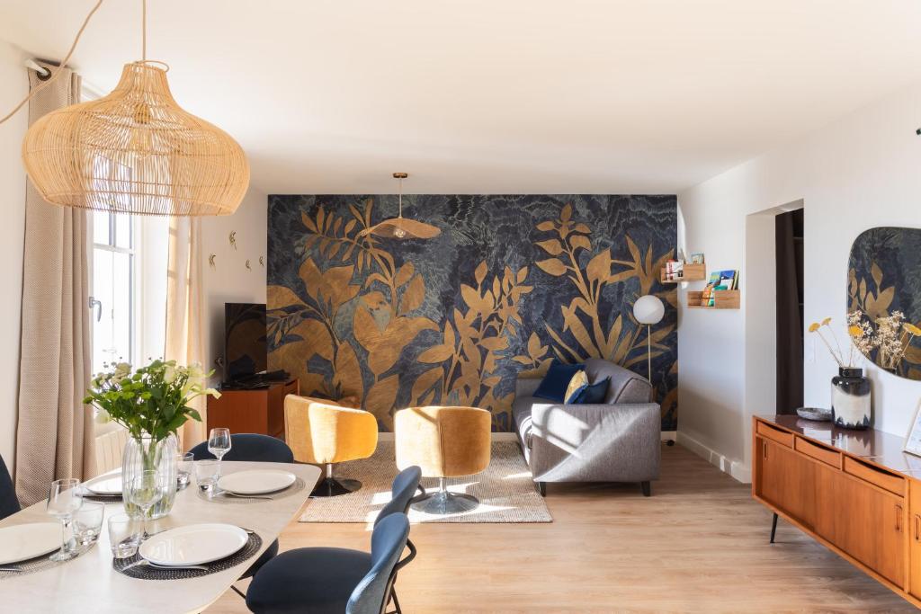 - un salon avec une table à manger et des chaises dans l'établissement La Citadelle - Appt 4p vue mer, à Saint-Malo