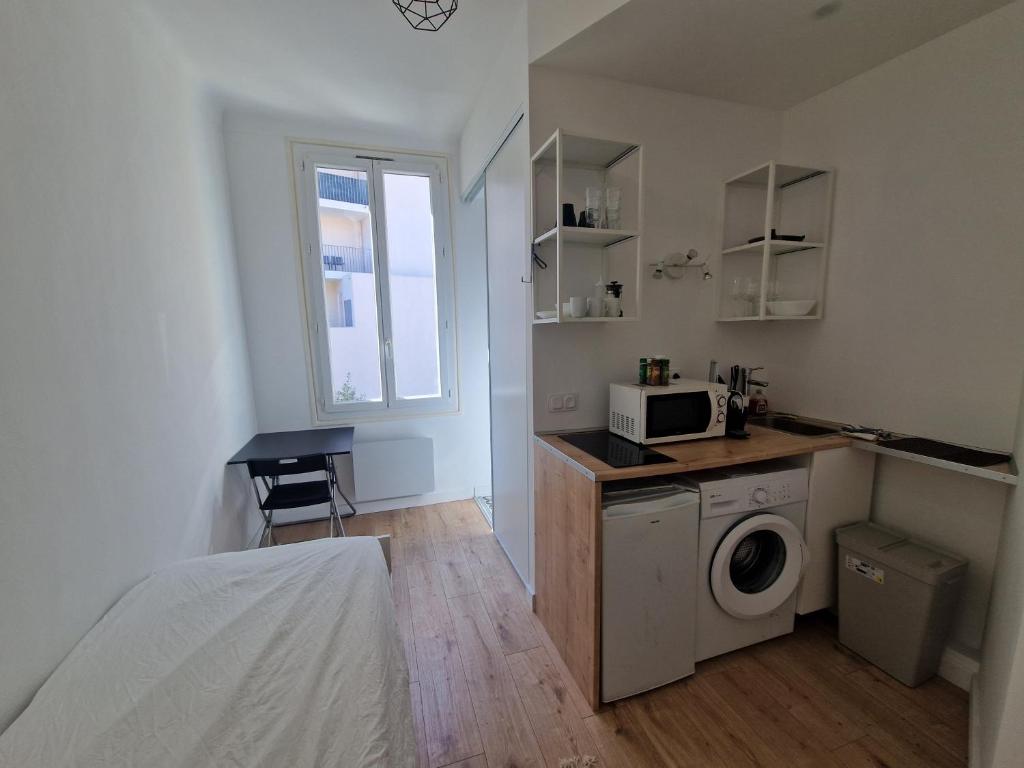 Il comprend une petite cuisine équipée d'un lave-linge et d'un four micro-ondes. dans l'établissement Studio Niçois Proche Mer, à Nice