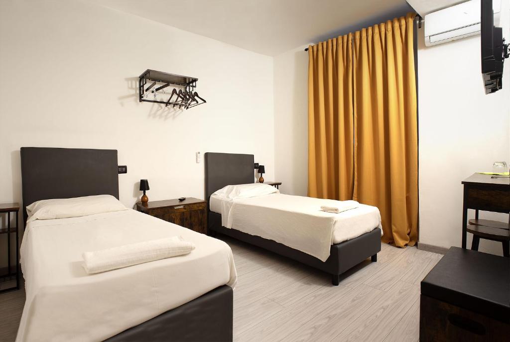 Postel nebo postele na pokoji v ubytování Red and Blues Music Hotel Genova