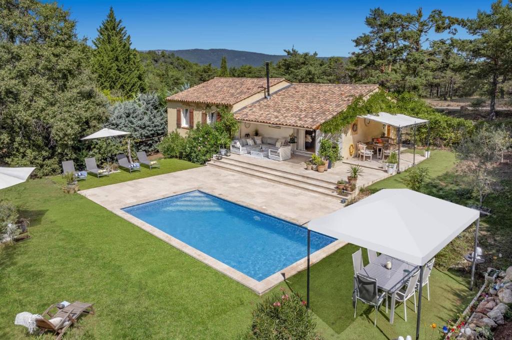 une vue aérienne d'une maison avec piscine dans l'établissement Villa Tourtour by Villa Plus, à Tourtour