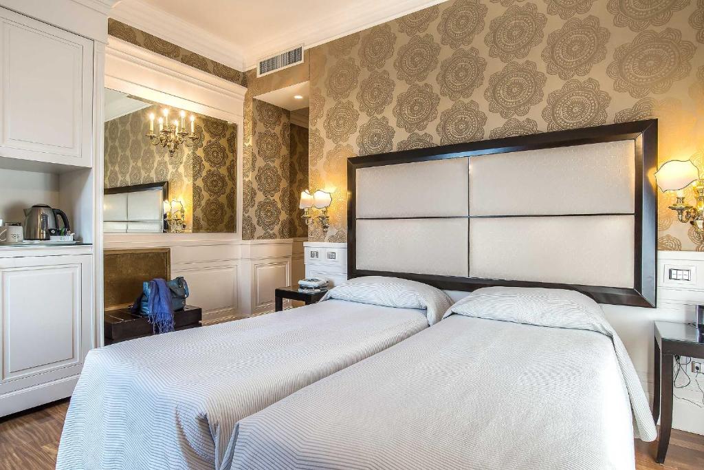 Postel nebo postele na pokoji v ubytování Albergo del Senato