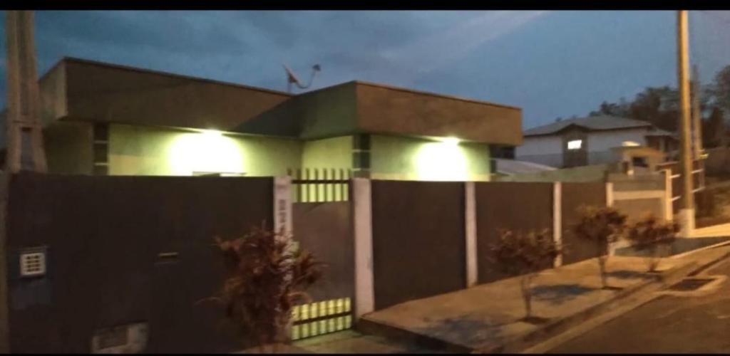 a building with a fence in front of it at Recanto k9 unidade 2 in Serra Negra