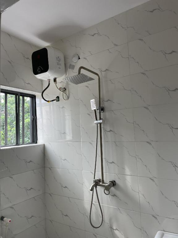 Vannituba majutusasutuses TWO BEDROOM MODERN LUXURY APARTMENT Ibadan