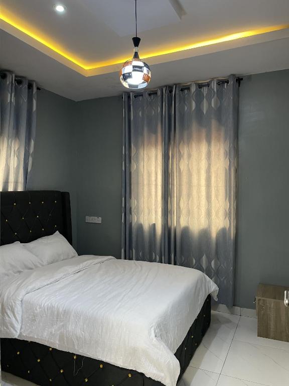 Voodi või voodid majutusasutuse TWO BEDROOM MODERN LUXURY APARTMENT Ibadan toas