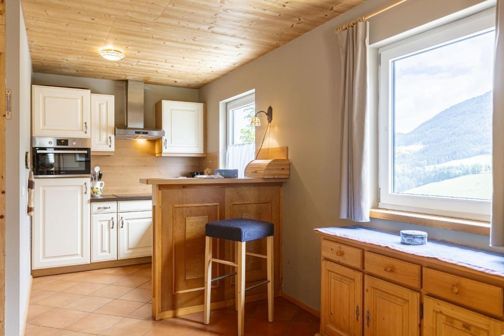 Kuchnia lub aneks kuchenny w obiekcie Alpendorf Dachstein West by ALPS RESORTS