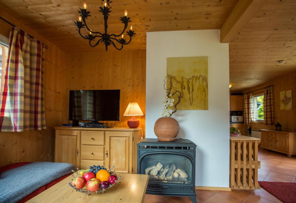 Telewizja i/lub zestaw kina domowego w obiekcie Alpendorf Dachstein West by ALPS RESORTS