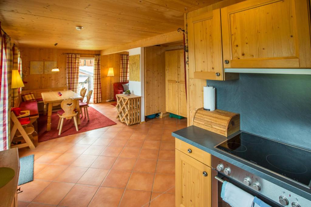 Kuchnia lub aneks kuchenny w obiekcie Alpendorf Dachstein West by ALPS RESORTS