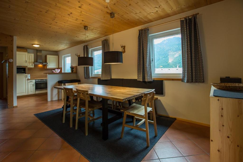 Kuchnia lub aneks kuchenny w obiekcie Alpendorf Dachstein West by ALPS RESORTS