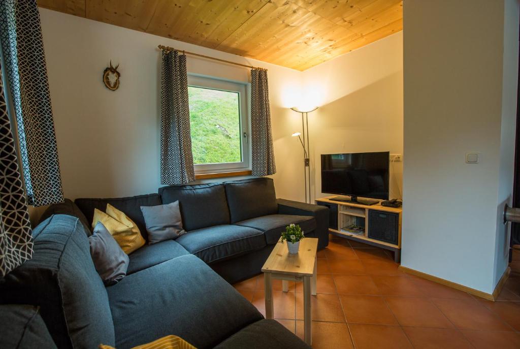 Telewizja i/lub zestaw kina domowego w obiekcie Alpendorf Dachstein West by ALPS RESORTS