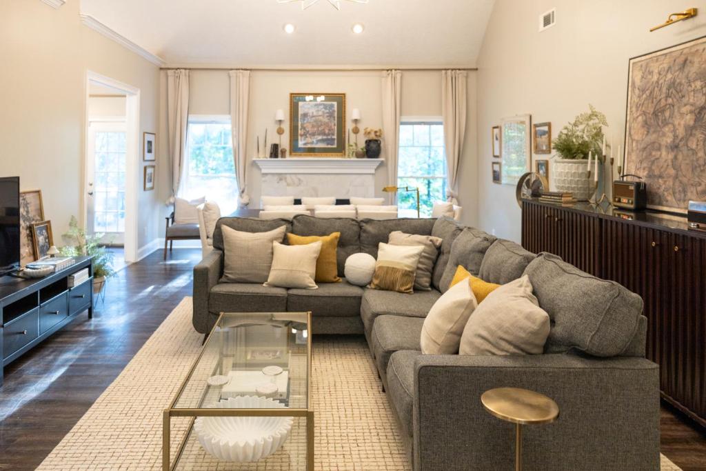 琼斯伯勒Sink into the Luxe Corner Tub at an Upscale, Spacious Home的客厅里有一张沙发和一张桌子。