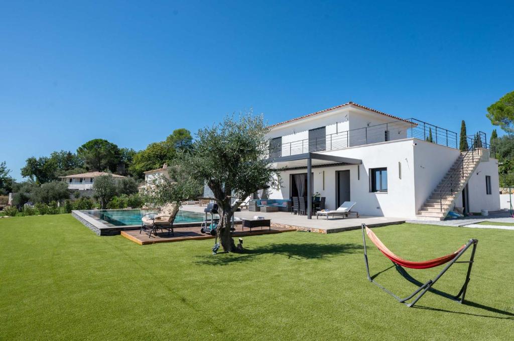 une maison avec une cour dotée d'un hamac dans l'établissement 83bouis, à Montauroux