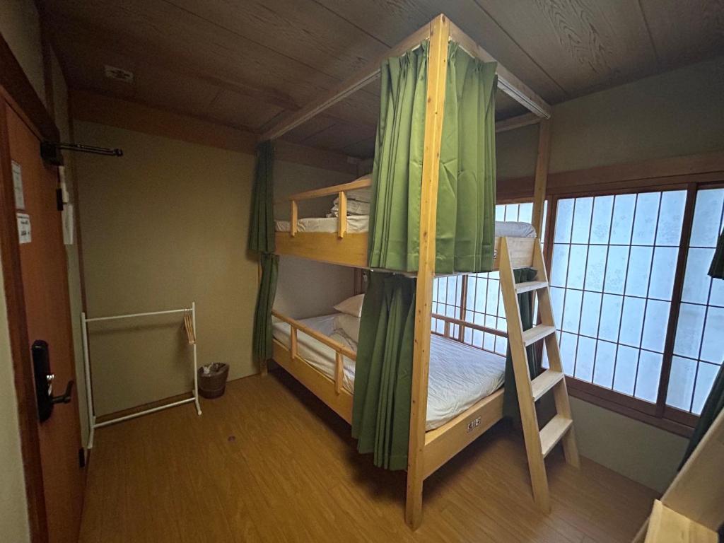 Postel nebo postele na pokoji v ubytování Gion Kyoto Miyagawacyo Guesthouse HANAKANZASHI