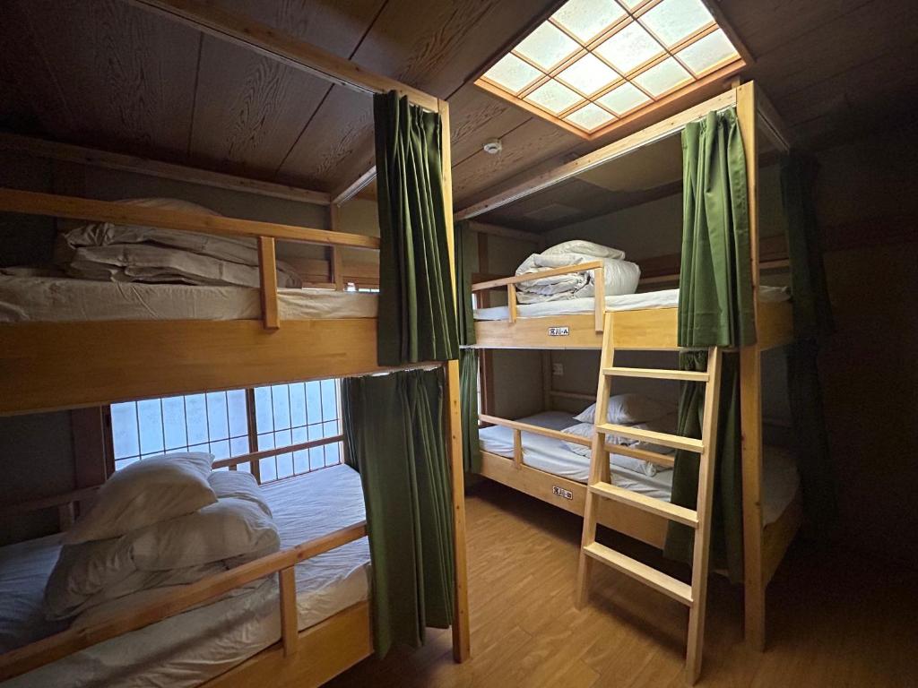 Postel nebo postele na pokoji v ubytování Gion Kyoto Miyagawacyo Guesthouse HANAKANZASHI