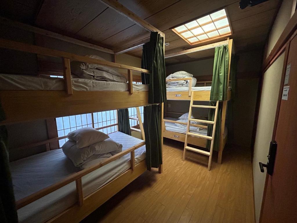 Postel nebo postele na pokoji v ubytování Gion Kyoto Miyagawacyo Guesthouse HANAKANZASHI