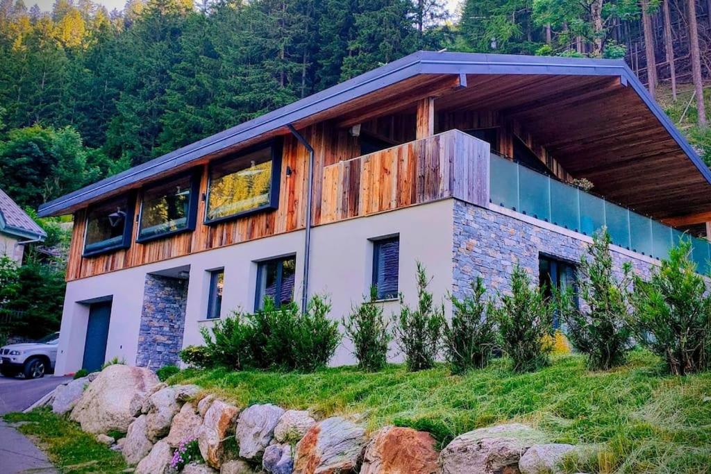 une maison au sommet d'une colline dans l'établissement Chalet Petit Chappelle, à Chamonix-Mont-Blanc