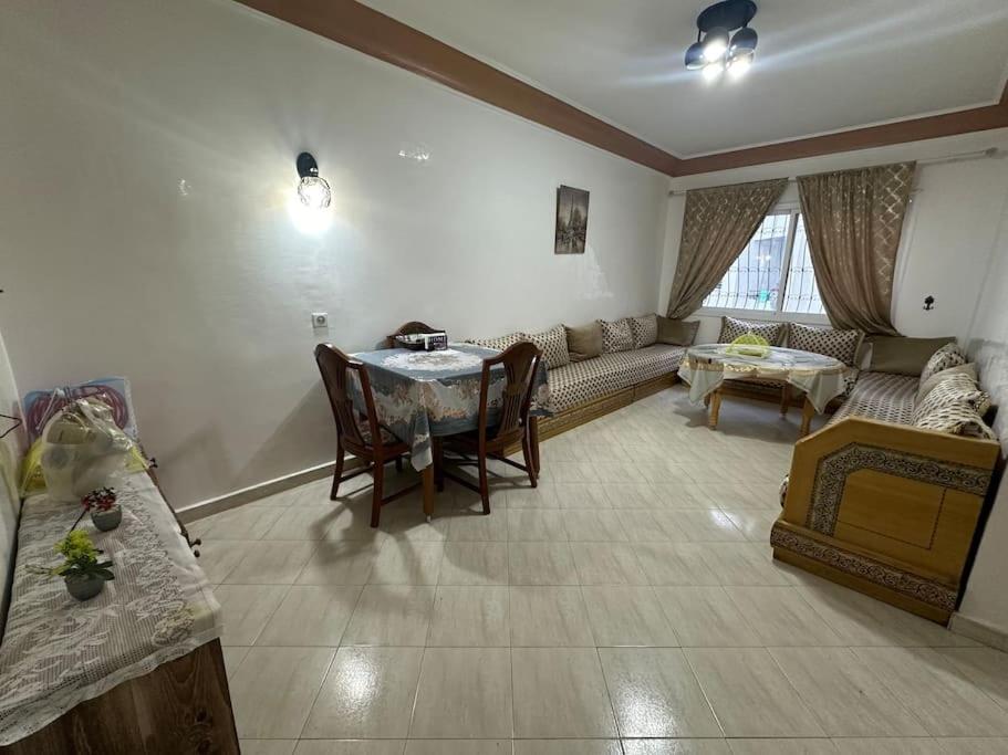 タンジェにあるAppart à 150m de la plage, 5 min City Mall et TGVのソファとテーブルのあるリビングルーム