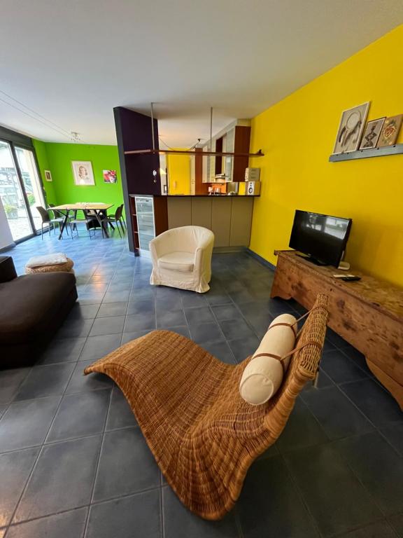TV a/nebo společenská místnost v ubytování casa MIRO'