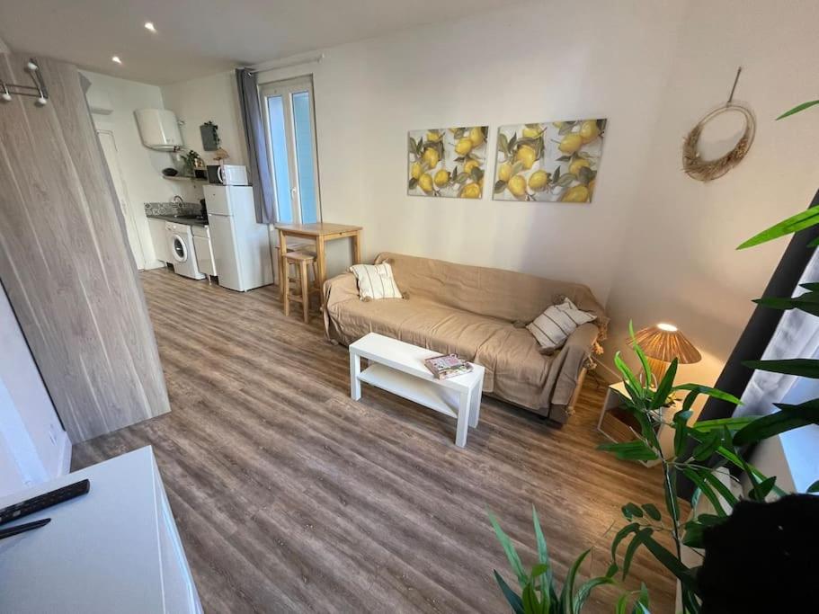 un salon avec un canapé et une table dans l'établissement Joli Studio RDC à 100m des plages, à Toulon