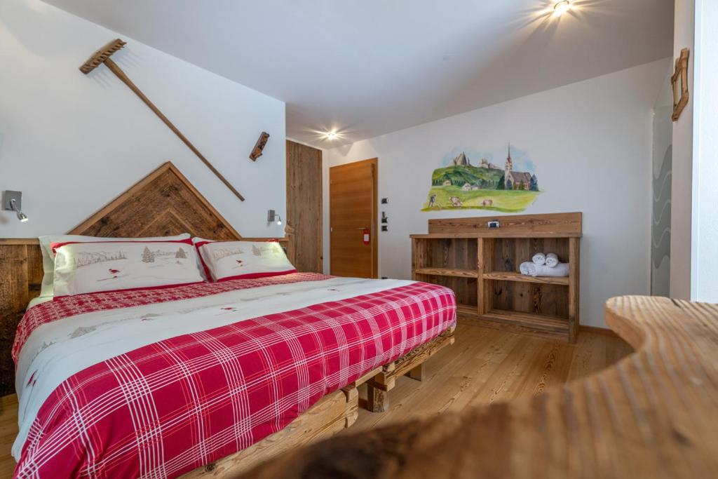 Postel nebo postele na pokoji v ubytování Garnì Ladin