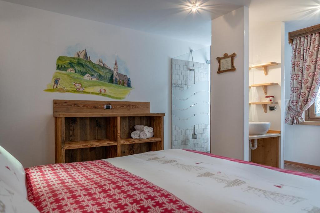 Postel nebo postele na pokoji v ubytování Garnì Ladin