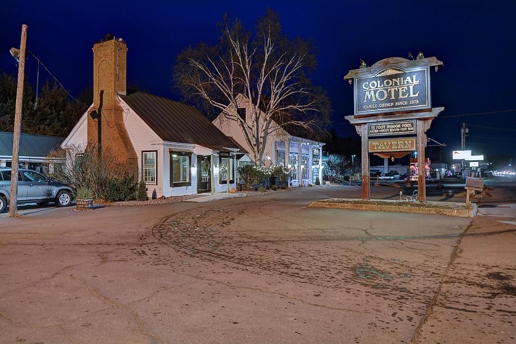 uma rua vazia numa pequena cidade à noite em Colonial Motel and Spa em Brattleboro