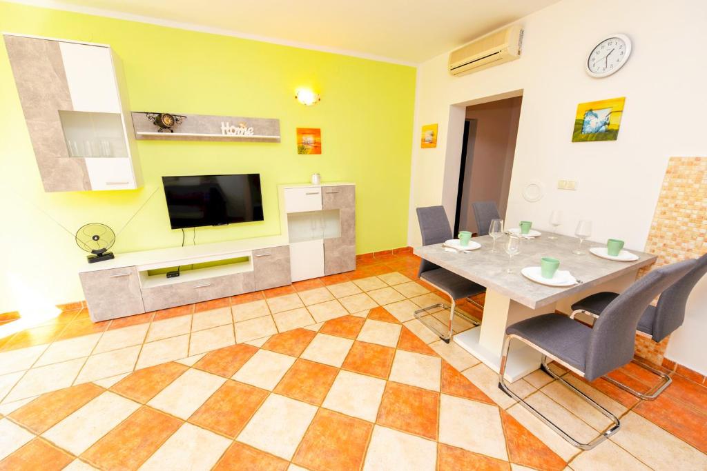 Telewizja i/lub zestaw kina domowego w obiekcie Apartment Dadi
