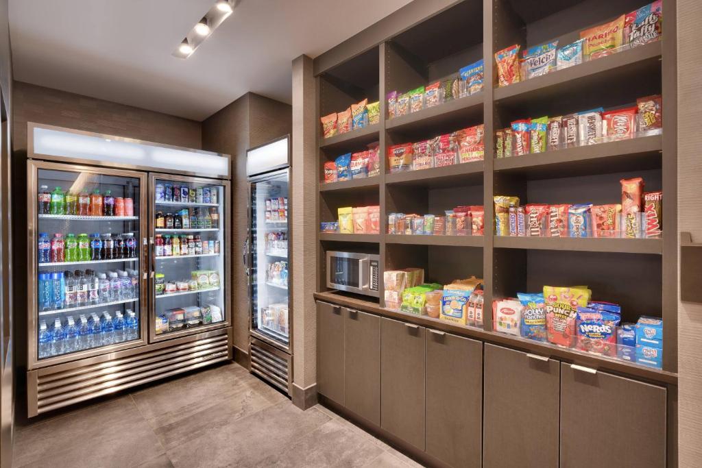 Supermarket nebo jiné obchody v  hotelu nebo okolí
