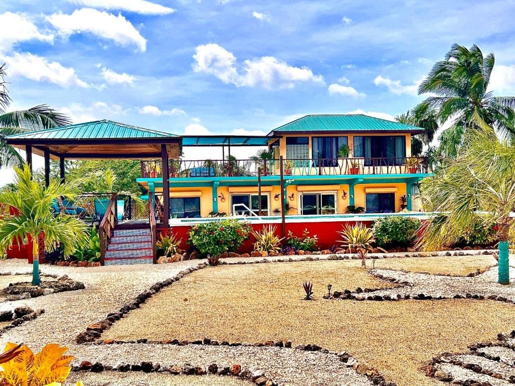 O grădină în afara Seafront Caribbean Tropical Luxurious Home in Sarteneja