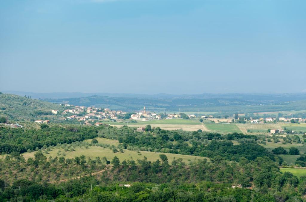 una vista aérea de las colinas y los árboles en Locazione turistica ex Le Casette Di Cedromonte, en Panicale