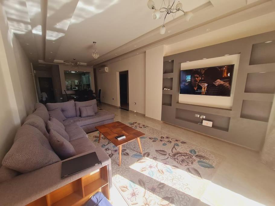 TV/trung tâm giải trí tại Supreme City Stay in Midtown Compound AUC Avenue