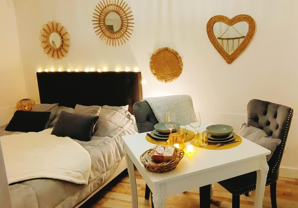 un salon avec une table et un canapé dans l'établissement Maisonnette parking moto au cœur des sables, à Berck-sur-Mer