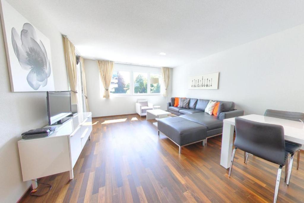 TV a/nebo společenská místnost v ubytování Relax and Recharge By The Lake! Modern Morges Apartments, AP26