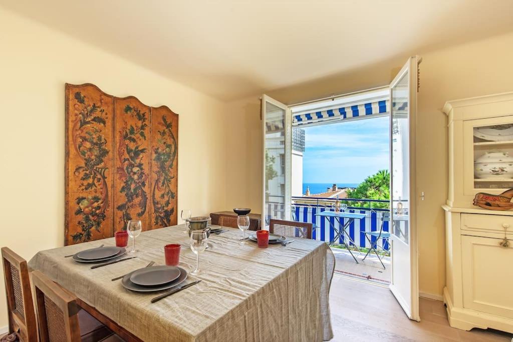 une salle à manger avec une table et une vue sur l'océan dans l'établissement La source, à Beausoleil