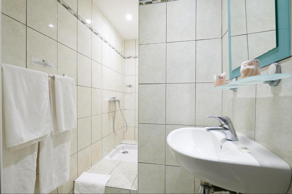 Koupelna v ubytování Hôtel Triton