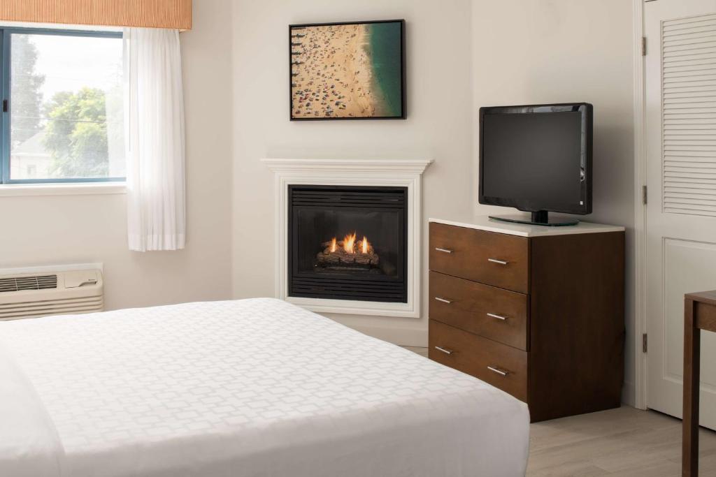 Best Western Plus All Suites Inn - King Suite With Balcony - Non-Smoking