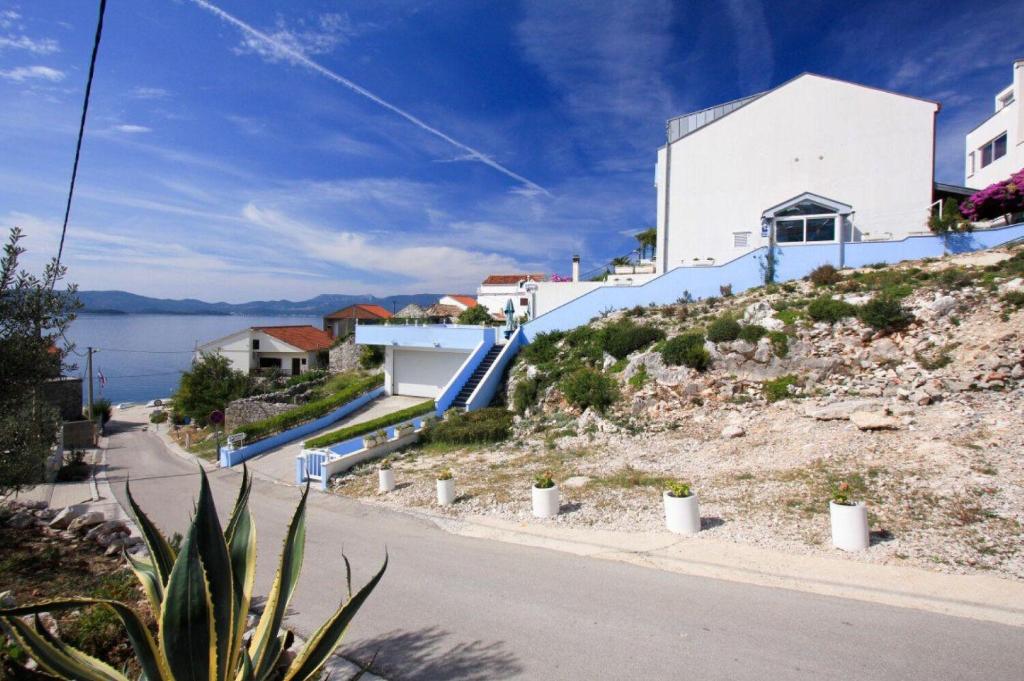 una casa en una colina al lado de una calle en Apartments Drago, en Klek