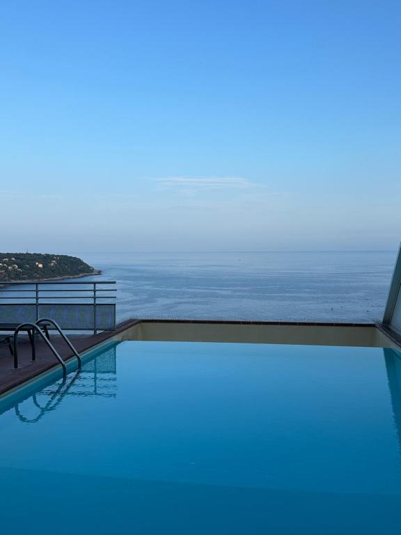 une piscine avec vue sur l'océan dans l'établissement Maison Azurea, à Roquebrune-Cap-Martin