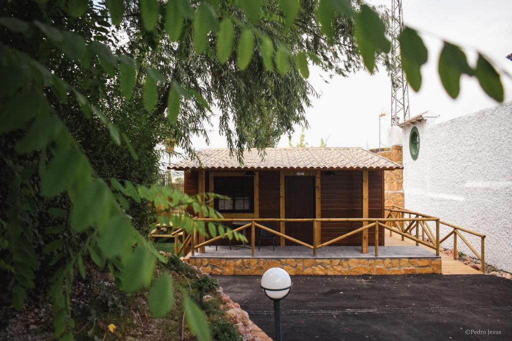 una casa con portico e un edificio di Camping Valdeluna a Valdepeñas de Jaén