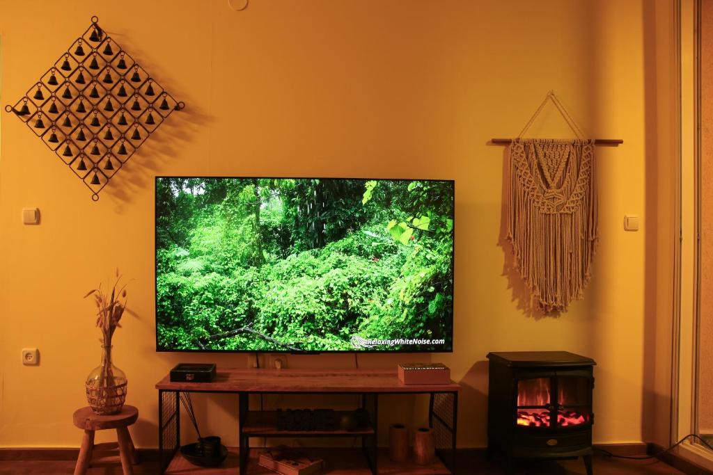TV a/nebo společenská místnost v ubytování Turquoise, Caesarea