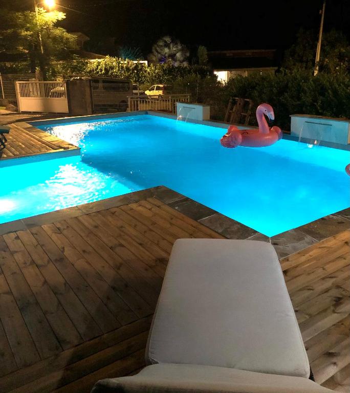 Bazén v ubytování APPARTEMENT T3 "TI CAZE" Villa Bel Kay Nou nebo v jeho okolí