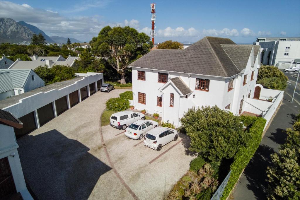 una vista aérea de una casa con dos coches aparcados en una entrada en Barford Haven, en Hermanus