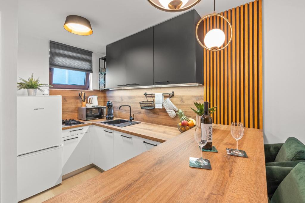 een keuken met een houten aanrecht in een kamer bij Apartments Frama Poreč - Funtana in Funtana