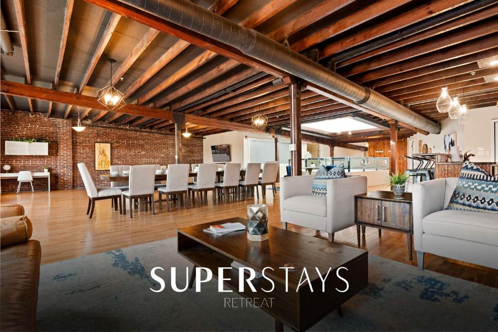 Una sala de estar con sillas blancas y una mesa. en Sleep24 13Beds 8BR 6BA Swepson Retreat KING, en Louisville