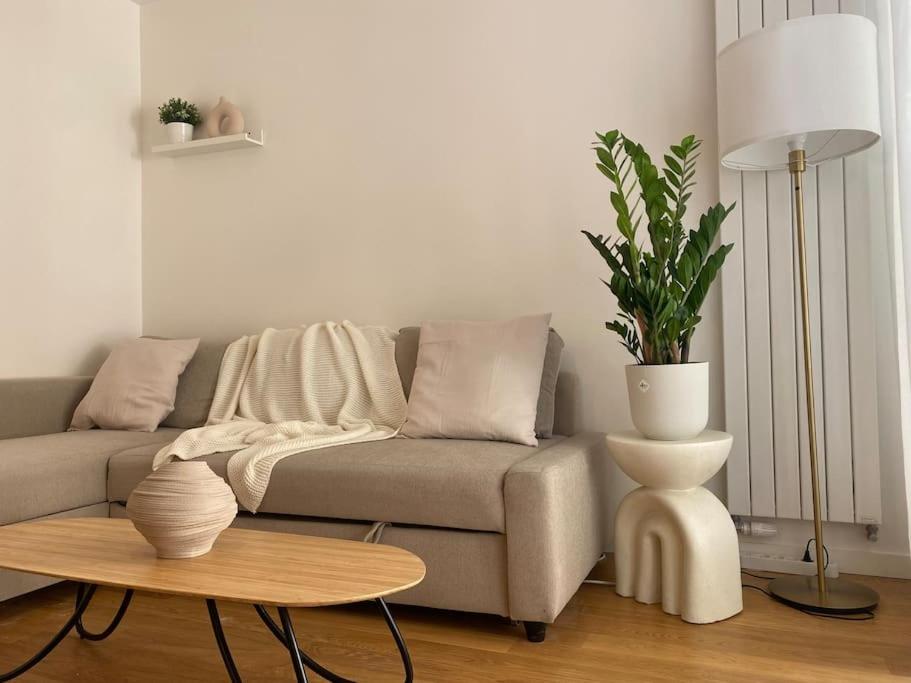 un salon avec un canapé et une table dans l'établissement Harmonieux Yourhosthelper, à Chaville