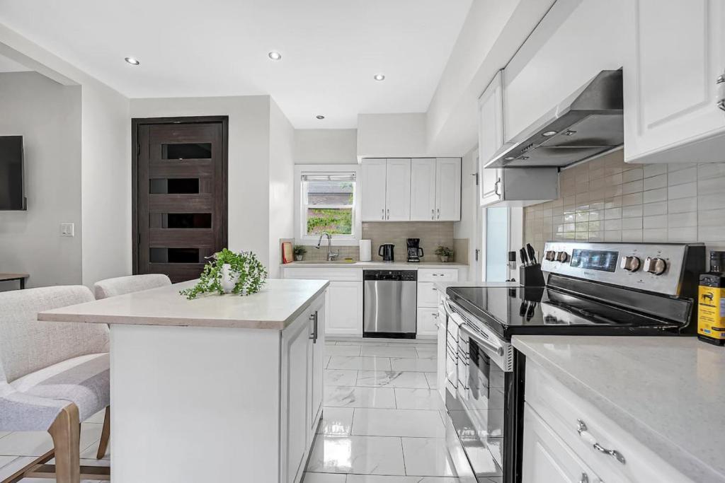 Gambar di galeri bagi Graceful Home Near DT GO Hospitals Waterfalls di Hamilton
