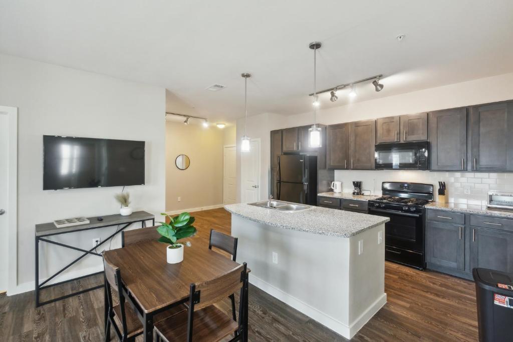 Η κουζίνα ή μικρή κουζίνα στο C Creek 10308 I Modern 2bd Apt I Secure Property