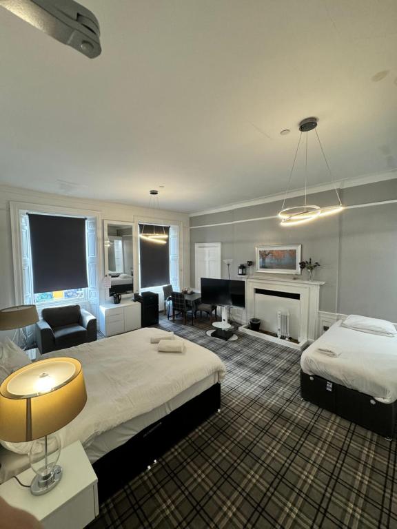 Postel nebo postele na pokoji v ubytování Luxury Family Room With Private bathroom in the heart of Edinburgh