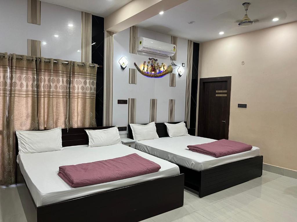 Postel nebo postele na pokoji v ubytování Hotel Krishna Paradise